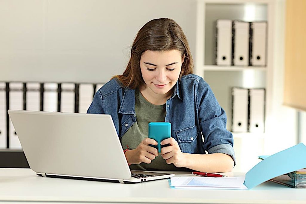 Implementing smartphone and technology policies to reduce the “distracted mind” in the workplace — for safety and productivity 2 Distracted intern at work Pivotal HR Solutions Blog